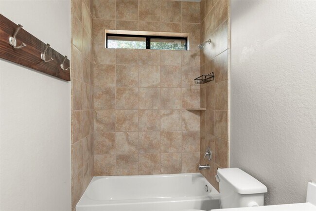 Building Photo - 5531 Drumlin Field Way