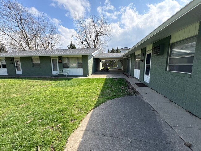 Building Photo - Close to Campus