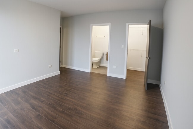 Building Photo - 3301 N Sheffield Ave