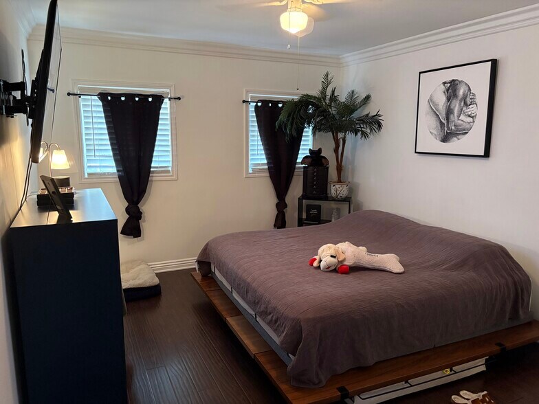 Master bedroom (sample furnished) - 1766 Carmona Ave