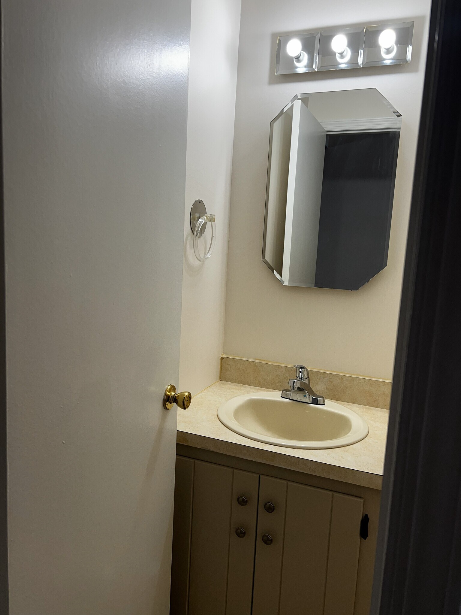 Half Batchroom - 146 Carson Ct