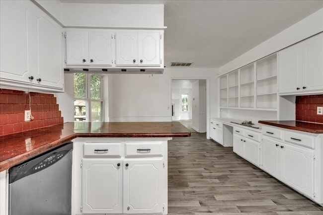 Building Photo - 9710 N Oak Cliff Dr
