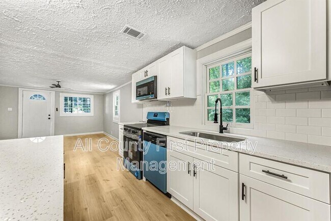 Building Photo - 2845 3rd Ave SW