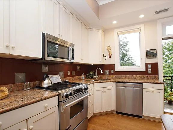 Building Photo - "Luxurious Living Awaits: Spacious 2-Bed, 3-Bath Apartment in Prime Clayton Location!"