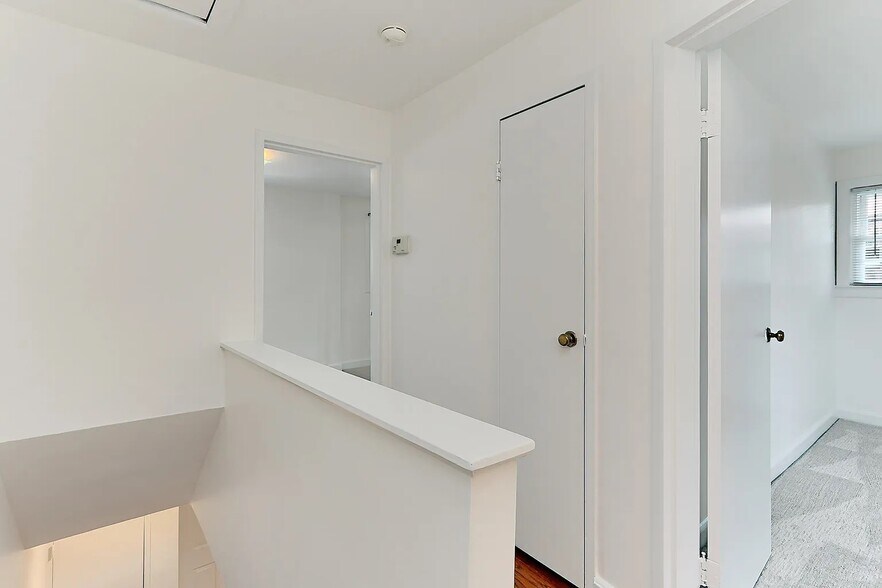 Building Photo - 453 Hampton Ct