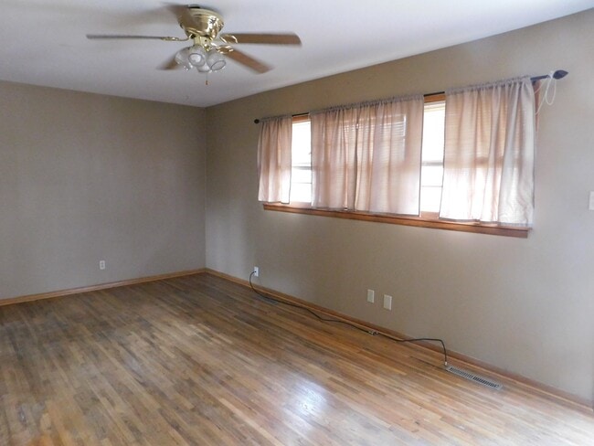 Building Photo - Very nice 2 bedroom/1 bath duplex in NE El...