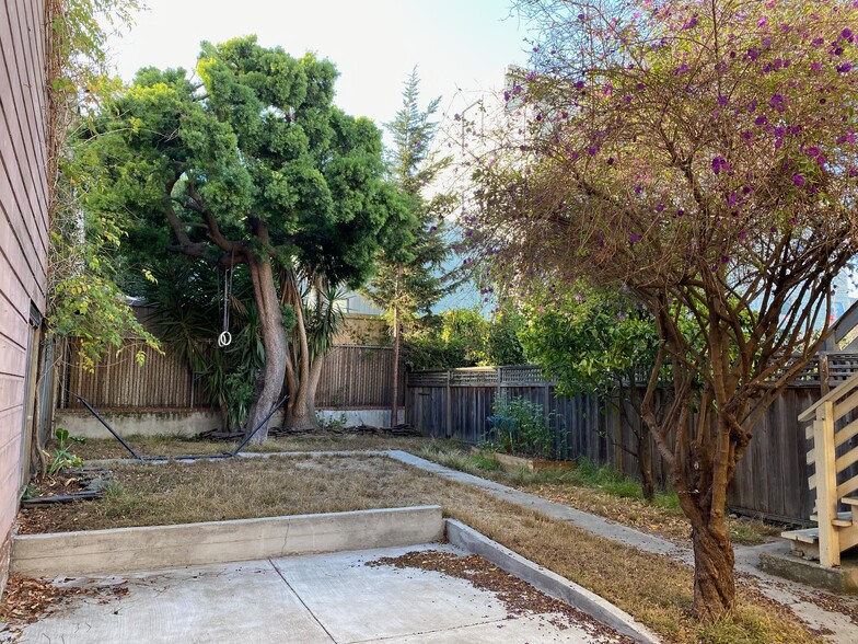 Shared back yard-2 - 328 Utah St