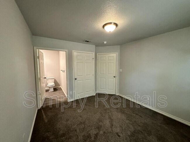 Building Photo - 1310 Sabine St