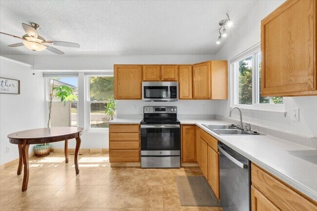 Building Photo - Charming 3 beds 2 baths in Centennial! Own...