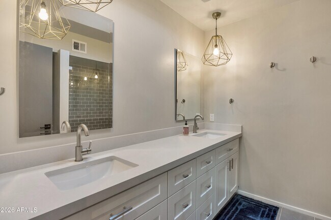 Building Photo - 7599 E Pleasant Run