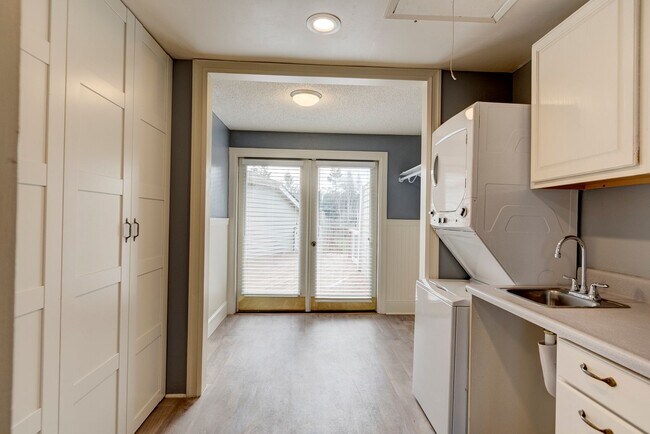 Building Photo - Charming Upper-Level Home with Water View – Walk to Downtown Coupeville