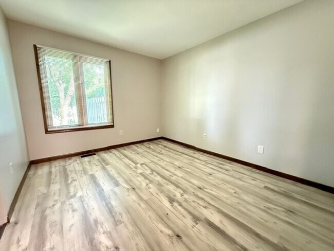 Building Photo - LEXINGTON - 3 Bedroom, 1 1/2 Bath Duplex Move-In Ready!