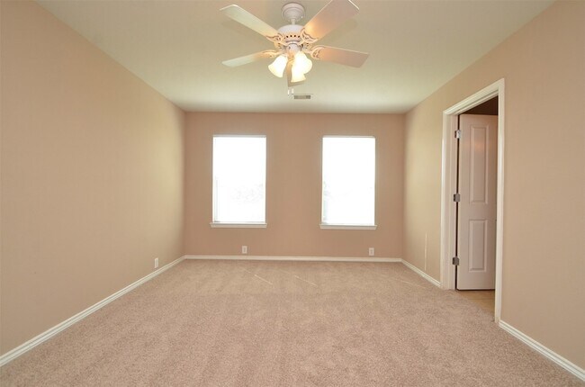 Building Photo - 915 Butterfly Ln