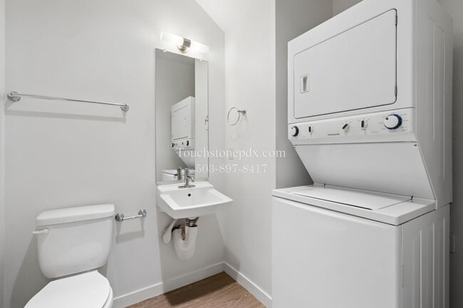 Building Photo - Ground-Level Modern Apartment at Bradley Commons!