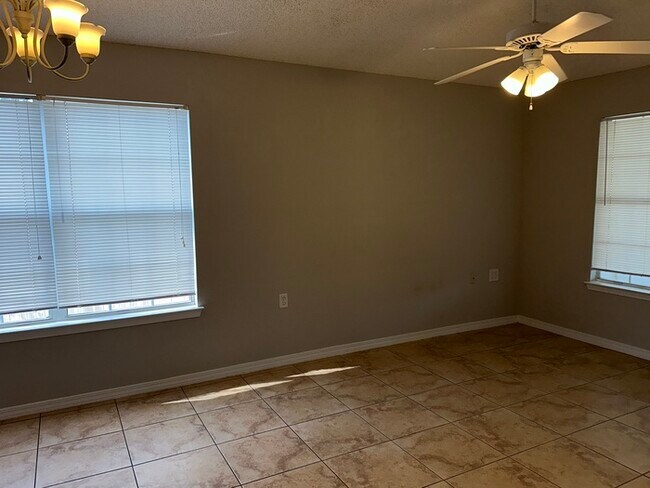 Building Photo - Cute 2/2 with garage and a nice size Flori...