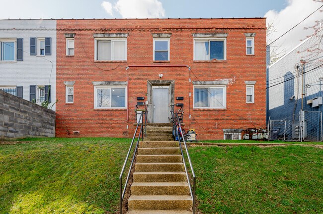 Building Photo - 5033 Hanna Pl SE