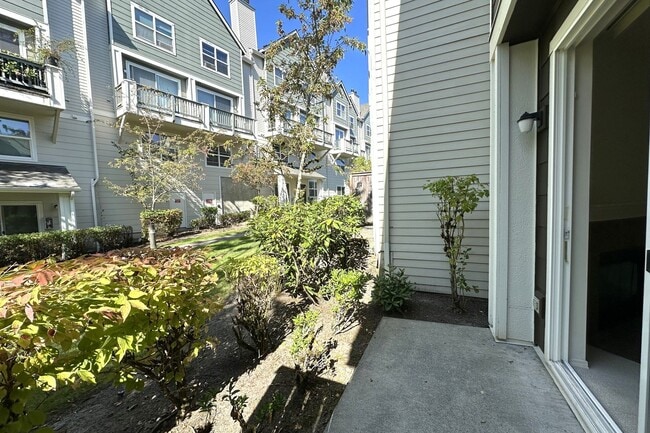 Building Photo - Lovely 2 bedroom Townhome in great Central...