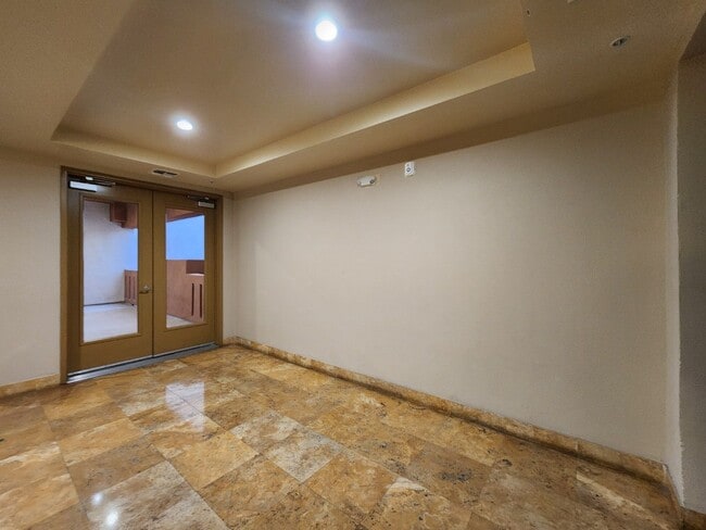 Building Photo - Great Park Ave Condo Unit!