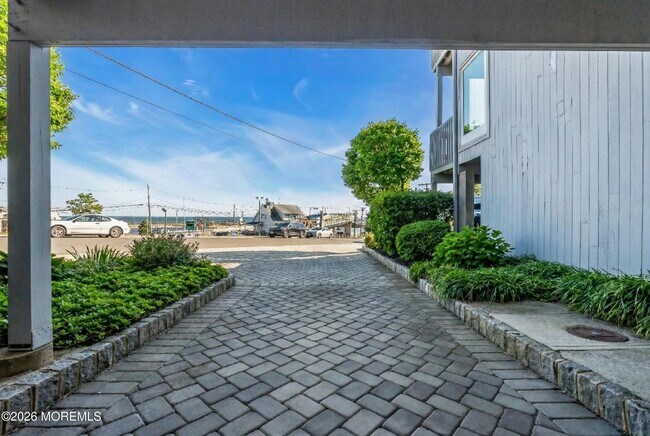 Building Photo - 23 E Mnr Sq