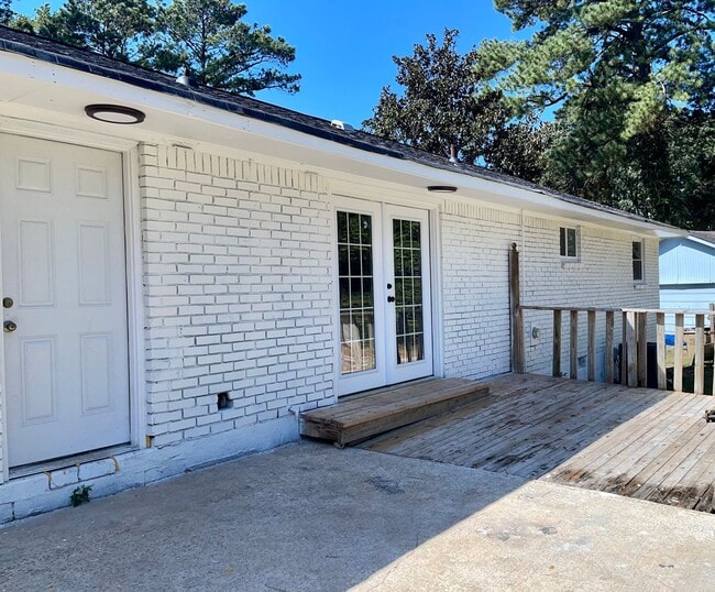 Building Photo - Remodeled 4 Bed/2 Bath Ranch Home!