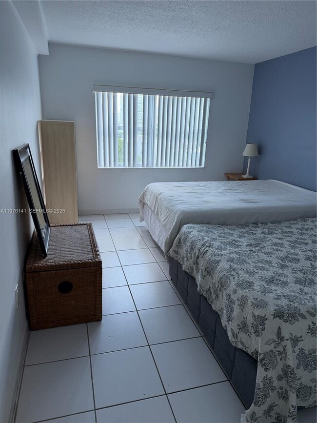 Building Photo - 400 Kings Point Dr