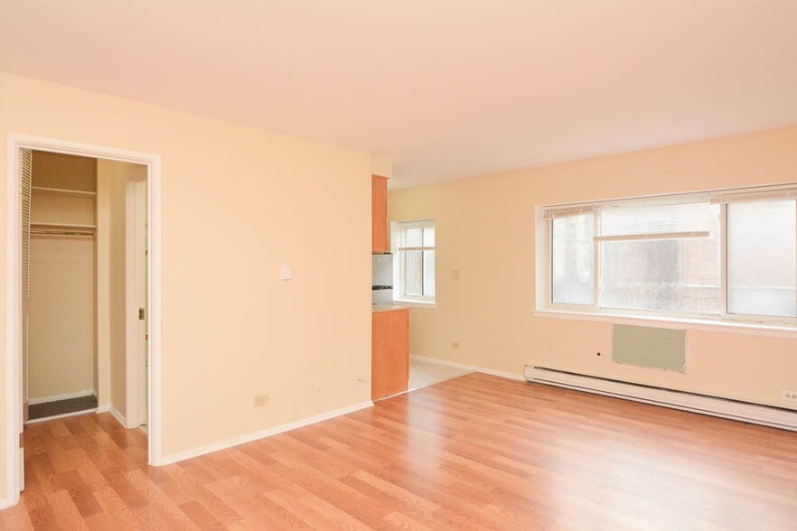 Building Photo - 3825 N Pine Grove Ave