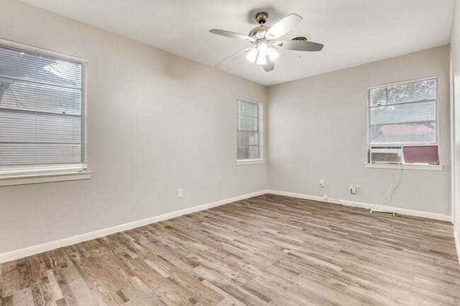 Building Photo - 404 Darlene Ln