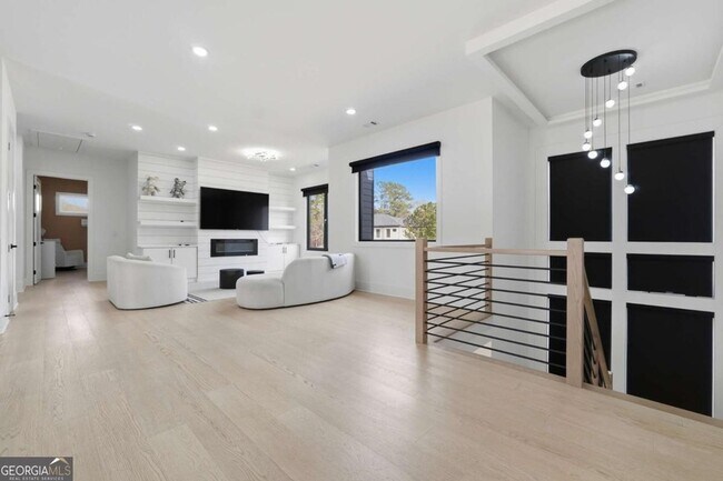 Building Photo - 556 Versailles Dr