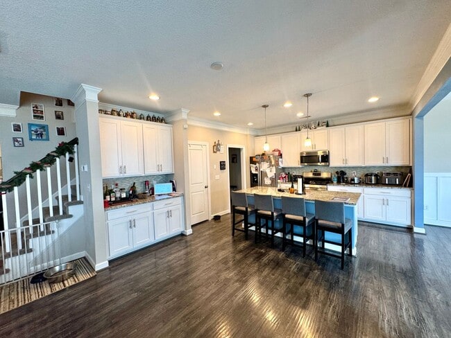 Building Photo - Beautiful open floor plan home