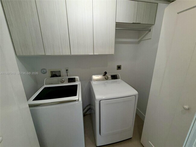 Building Photo - 540 SW 6th Ave