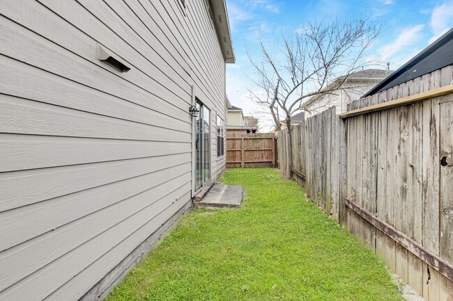 Building Photo - 8818 Iron Springs Dr