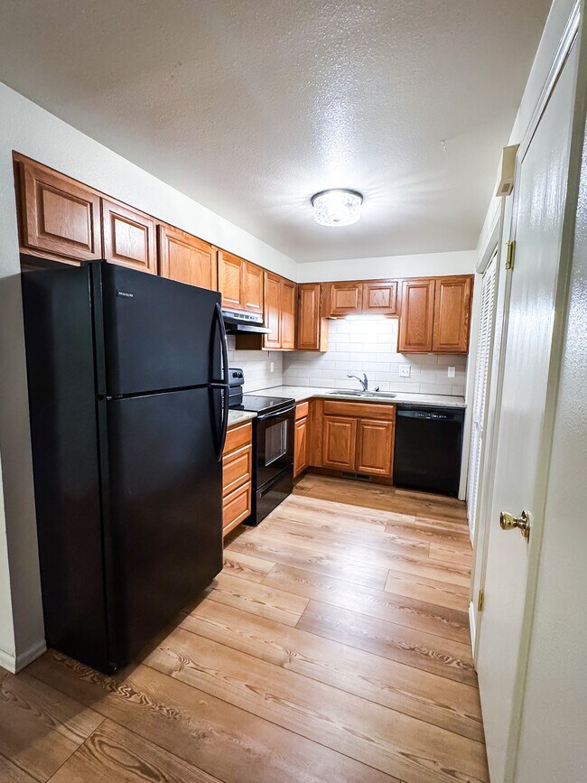 Building Photo - 220 E 8th Ave