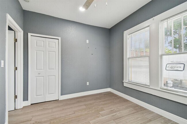 Building Photo - 6810 N Navin Ave