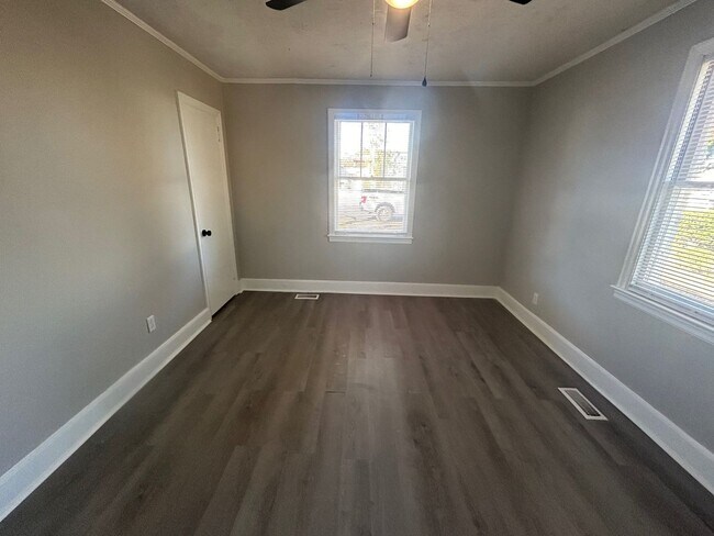 Building Photo - 803 Center St