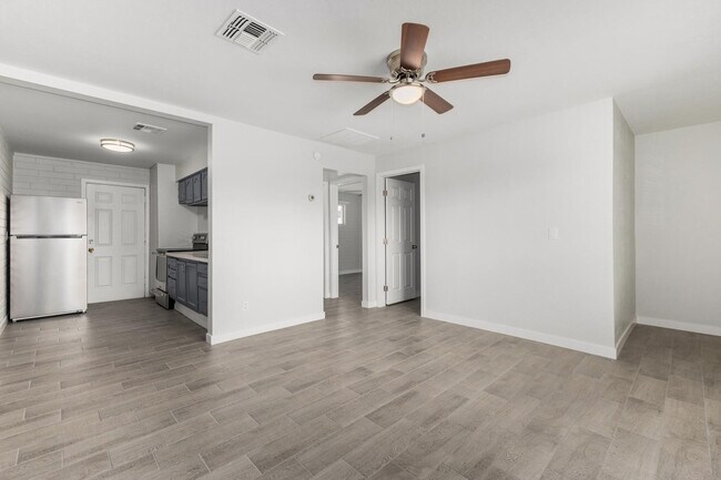 Building Photo - 1321 N 48th Pl