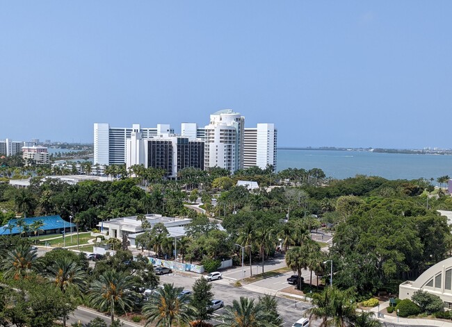 Building Photo - 800 N Tamiami Trail