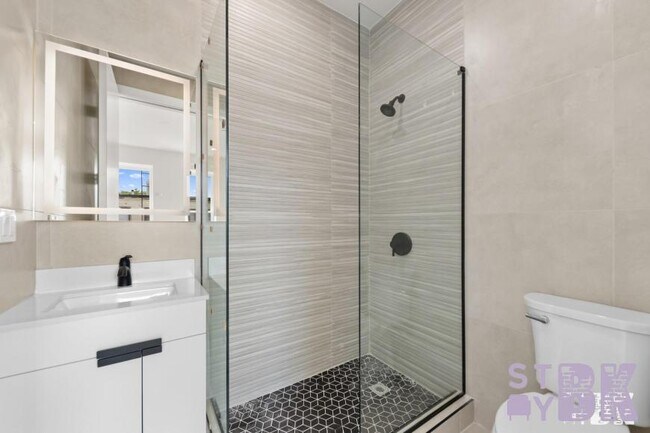 Building Photo - 3 bedroom in RIDGEWOOD NY 11385