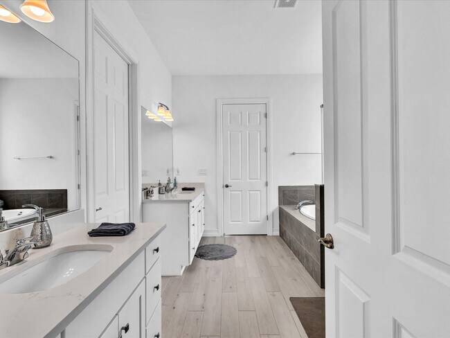 Building Photo - 8928 Bastille Cir E