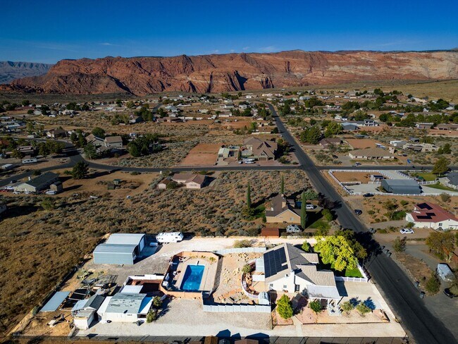 Building Photo - Horse Property!  Private Pool!  Land!