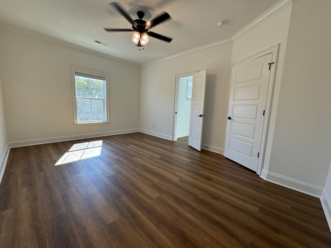 Building Photo - NEW 3/2.5 Gaited Townhouse in Downtown Rom...