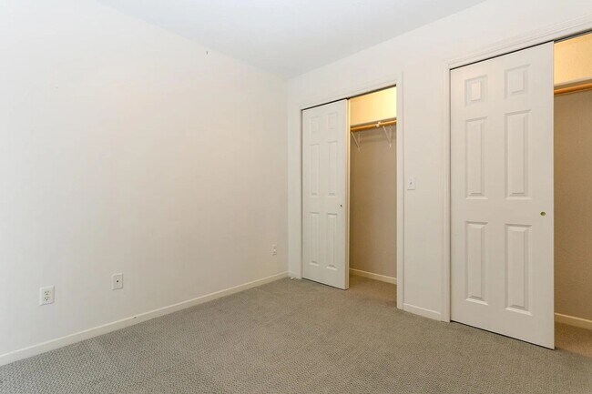 Building Photo - Rare 4 bed singe family super nice luxurio...
