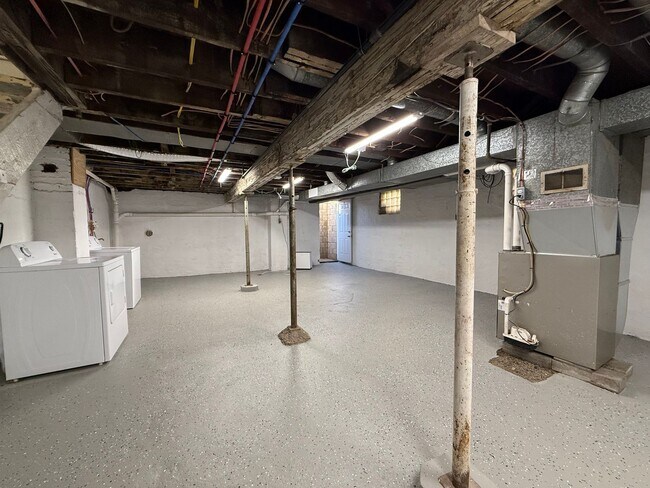 Building Photo - Updated 3BR 1.5 bath house with office/ of...