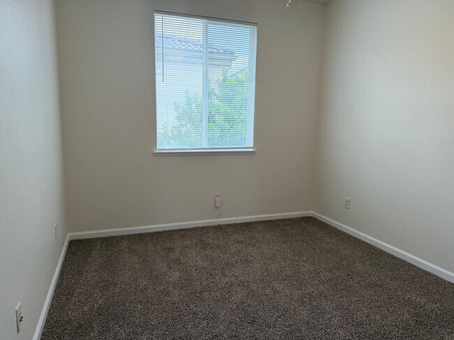 Building Photo - Gorgeous 4 bedroom 2 story home in Anatolia
