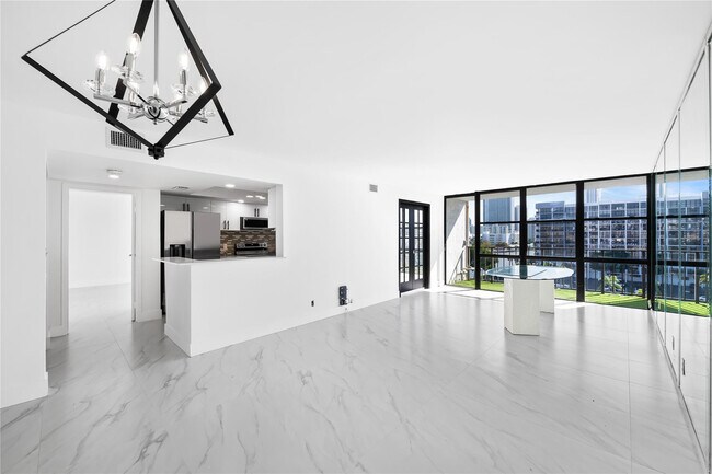 Building Photo - 800 Parkview Dr