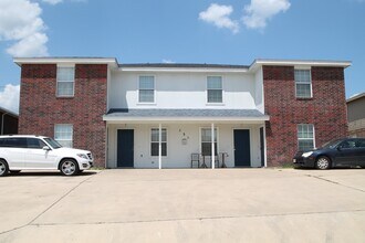 Building Photo - Small Town Living!