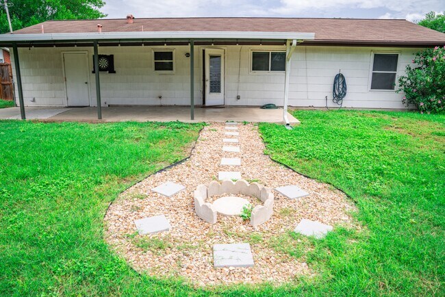 Building Photo - 142 Meadow Glen Dr