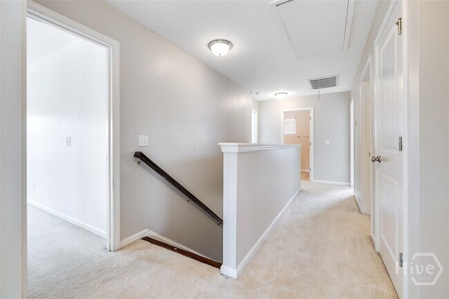 Building Photo - 701 Breys Cut