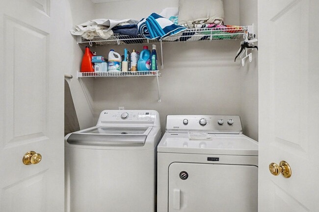 Building Photo - 2 BED 2 BATH CONDO NEAR BEACH