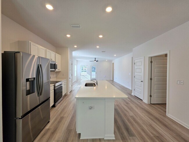 Building Photo - 3BR/2BA home with internet included