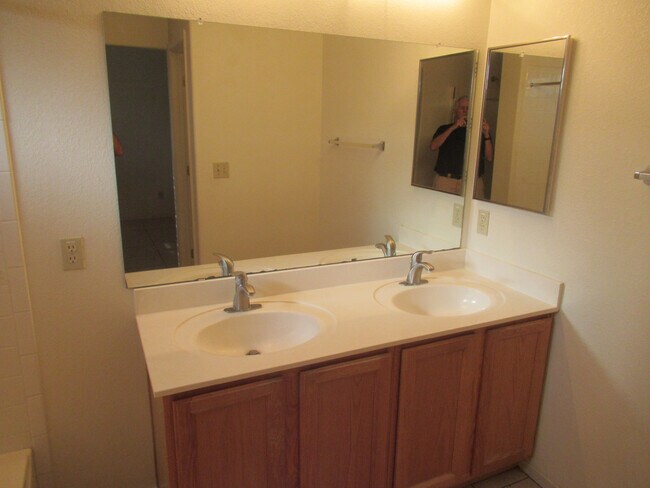 Building Photo - Attractive 4 Bedroom 2 Bath Home in the Tu...